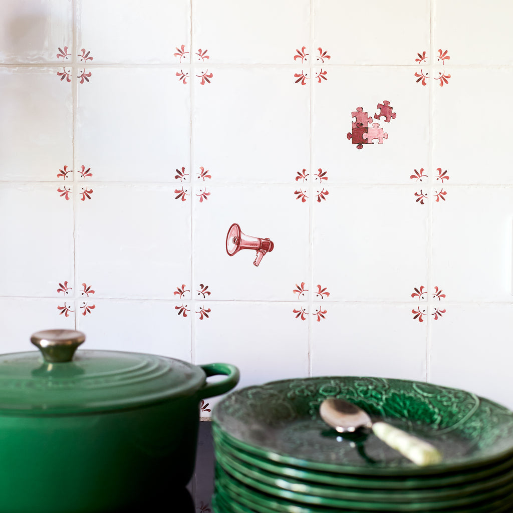 Megaphone Delft Tile